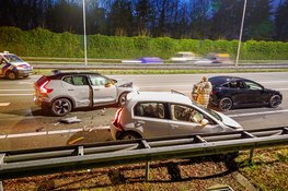 Ravage en gewonden na ongeluk tussen meerdere voertuigen, snelweg richting Amsterdam volledig afgesloten
