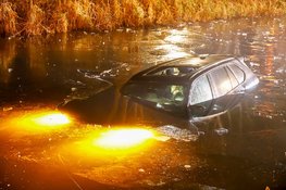 Auto te water na botsing met andere auto