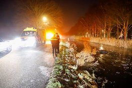 Auto te water na botsing met andere auto