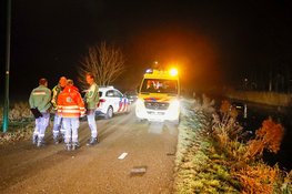 Auto te water na botsing met andere auto