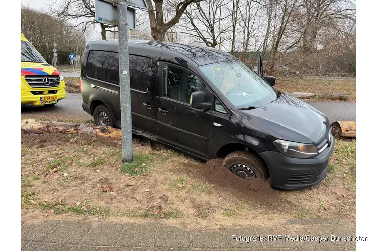 Busje vliegt uit de bocht aan Amersfoortsestraatweg
