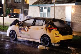 Elektrische deelauto zwaar beschadigd door brand in Hilversum