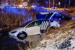Auto raakt door de gladheid te water in Weesp