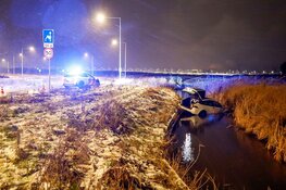 Auto raakt door de gladheid te water in Weesp