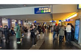 Honderd reizigers vast op station Hilversum door sneeuwval. Wel gratis koffie!
