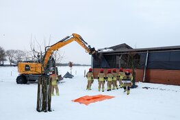 Dak van een stal ingestort. Brandweer bevrijdt meerdere koeien