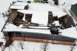 Dak van een stal ingestort. Brandweer bevrijdt meerdere koeien