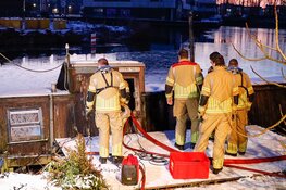 Woonboot ‘Vrouwe Neeltje’ deels onder water aan Nieuwe Havenweg