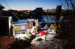Woonboot ‘Vrouwe Neeltje’ deels onder water aan Nieuwe Havenweg