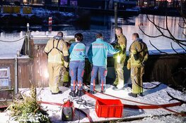 Woonboot ‘Vrouwe Neeltje’ deels onder water aan Nieuwe Havenweg