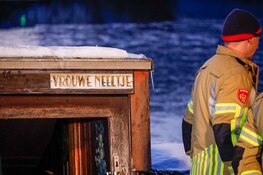 Woonboot ‘Vrouwe Neeltje’ deels onder water aan Nieuwe Havenweg