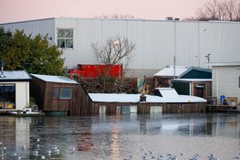 Woonboot ‘Vrouwe Neeltje’ deels onder water aan Nieuwe Havenweg