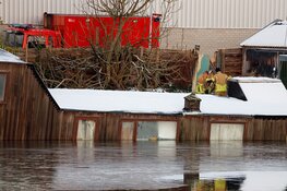 Woonboot ‘Vrouwe Neeltje’ deels onder water aan Nieuwe Havenweg