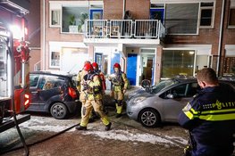 Brandweer forceert voordeur bij woningbrand in Huizen