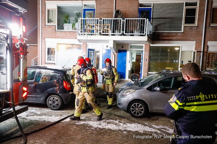 Brandweer forceert voordeur bij woningbrand in Huizen