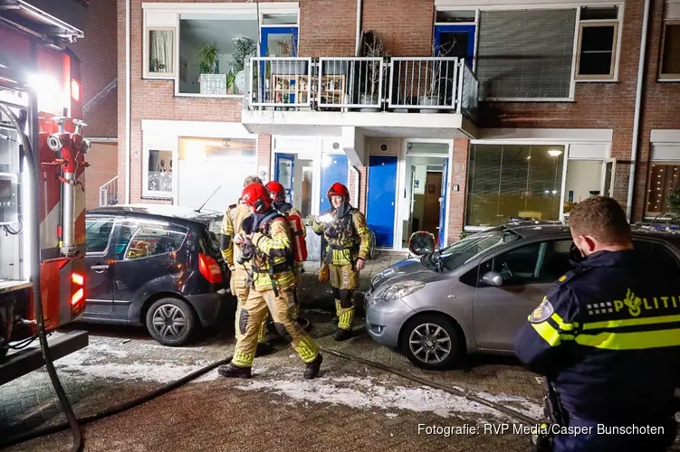 Brandweer forceert voordeur bij woningbrand in Huizen