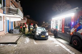 Brandweer forceert voordeur bij woningbrand in Huizen