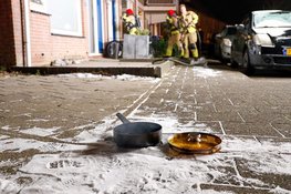 Brandweer forceert voordeur bij woningbrand in Huizen