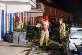 Brandweer forceert voordeur bij woningbrand in Huizen