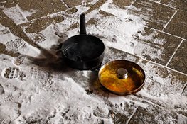 Brandweer forceert voordeur bij woningbrand in Huizen