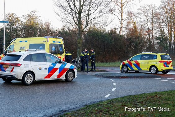 Fietser aangereden door auto op rotonde in Bussum