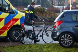 Fietser aangereden door auto op rotonde in Bussum
