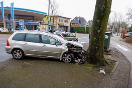 Auto botst tegen boom na aanrijding op Ceintuurbaan in Huizen