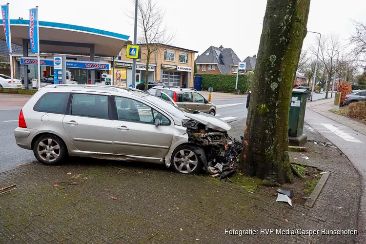 Auto botst tegen boom na aanrijding op Ceintuurbaan in Huizen