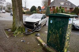 Auto botst tegen boom na aanrijding op Ceintuurbaan in Huizen