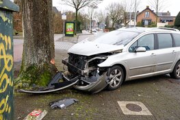 Auto botst tegen boom na aanrijding op Ceintuurbaan in Huizen