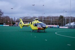 Badgast onwel in zwembad Laren, vrouw naar ziekenhuis