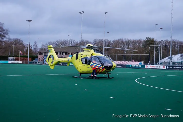 Badgast onwel in zwembad Laren, vrouw naar ziekenhuis
