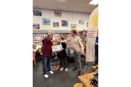 Fonds Kleurrijk doneert €1000,- aan Stichting Urgente Noden Hilversum