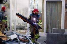 Brand in spouwmuur van woning moeilijk te blussen