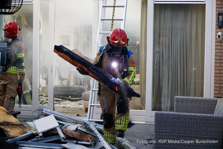 Brand in spouwmuur van woning moeilijk te blussen