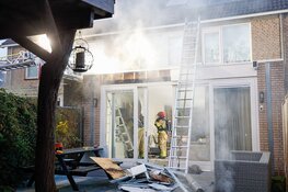 Brand in spouwmuur van woning moeilijk te blussen