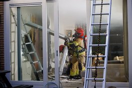 Brand in spouwmuur van woning moeilijk te blussen