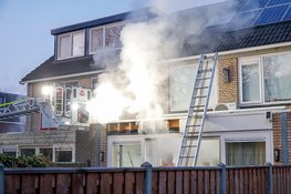 Brand in spouwmuur van woning moeilijk te blussen