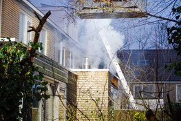 Brand in spouwmuur van woning moeilijk te blussen