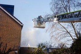 Brand in spouwmuur van woning moeilijk te blussen