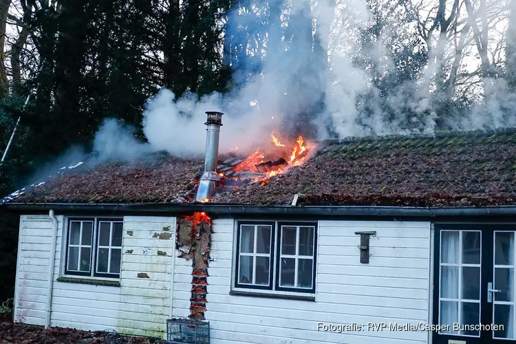 Uitslaande brand in schuur snel onder controle in Blaricum