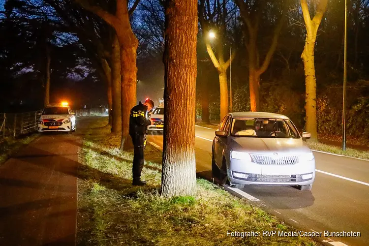 Rijbaan afgesloten nadat automobilist tegen boom botst