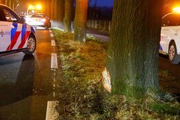 Rijbaan afgesloten nadat automobilist tegen boom botst