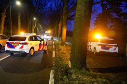 Rijbaan afgesloten nadat automobilist tegen boom botst