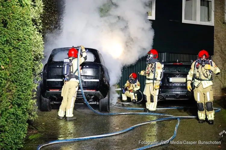 Peperdure Range Rover vat vlam op oprit van woning in Bussum