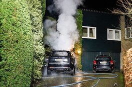 Peperdure Range Rover vat vlam op oprit van woning in Bussum