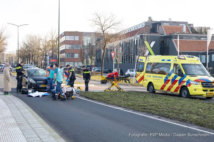Fietser wordt geschept door een auto in Huizen en raakt gewond