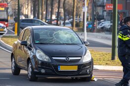 Fietser wordt geschept door een auto in Huizen en raakt gewond