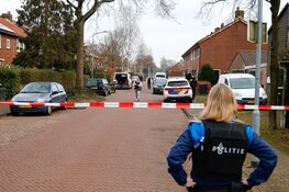 Politie doet inval in Laren in verband met lopend onderzoek, agenten dragen kogelwerende vesten