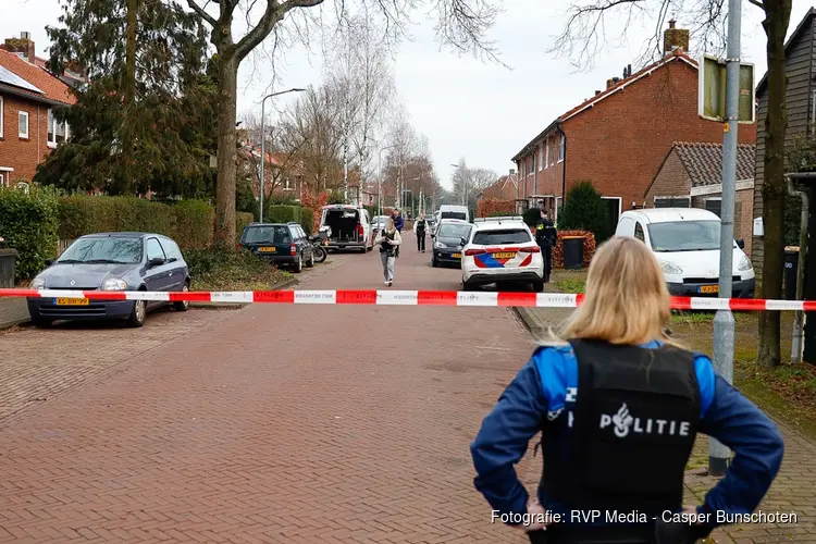 Politie doet inval in Laren in verband met lopend onderzoek, agenten dragen kogelwerende vesten